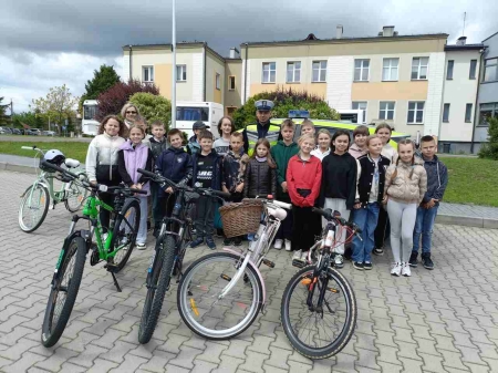 Młodzi rowerzyści na starcie – egzamin na kartę rowerową