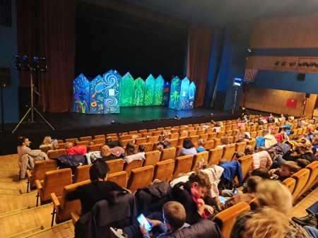 ''CZARODZIEJSKI OŁÓWEK'' czyli przedszkolaki w teatrze.