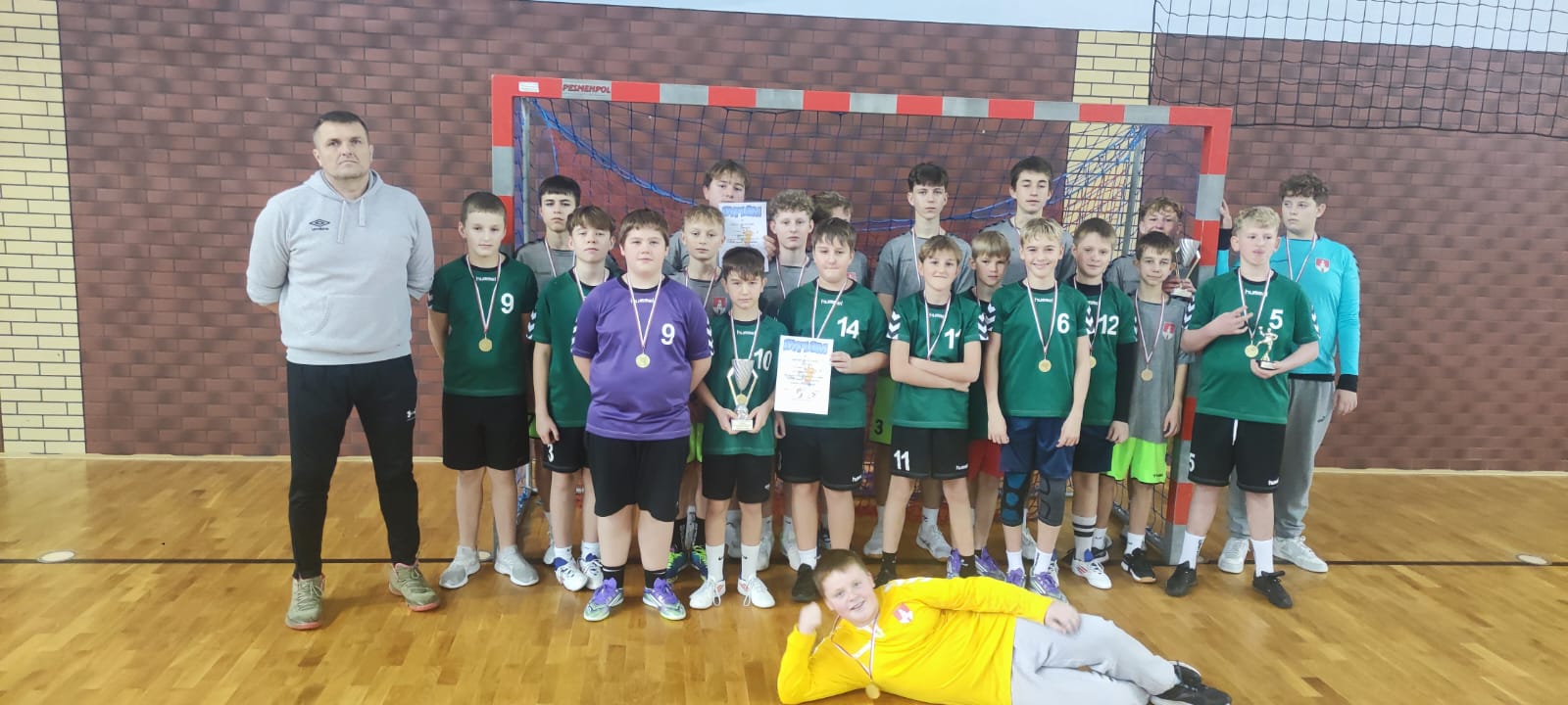 Nasi chłopcy z Pucharem Starosty! Triumf w Turnieju Piłki Ręcznej!