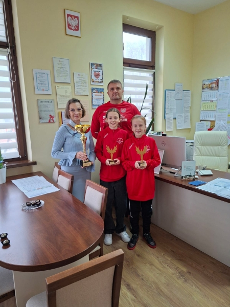 Statuetki dla naszych uczennic     