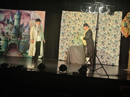Teatr i profilaktyka: Uczniowie klas II, III a i III b na spektaklu „Tajemnicza skrzynia”